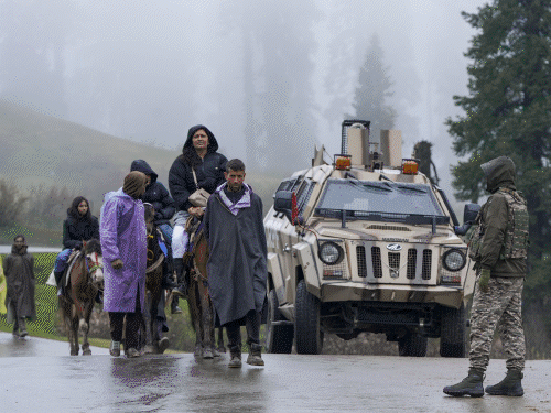 पहलगाम हल्ल्याच्या वर्षपूर्तीपूर्वी काश्मिरात सुरक्षा वाढवली:  22 एप्रिल रोजी लष्करच्या दहशतवाद्यांनी 26 लोकांची हत्या केली होती