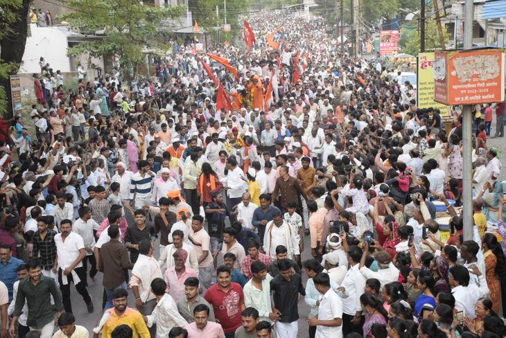 पिंप्राळ्यात १५ मिनिटांत ६०० मीटरपर्यंत ओढल्या बारागाड्या:  भवानी मातेच्या यात्रोत्सवानिमित्त बारागाड्या ओढण्याची परंपरा – Jalgaon News