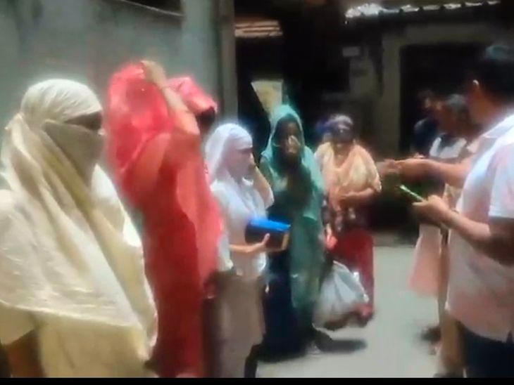 पुण्यातील बुधवार पेठेत पोलिसांचा मध्यरात्री छापा:  15 बांगलादेशींसह अल्पवयीन मुलीची सुटका, 18 जणांवर कारवाई – Pune News