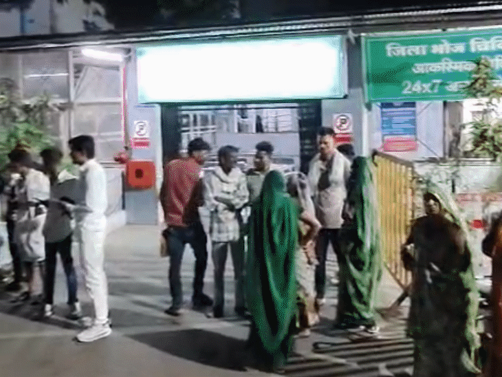 MPच्या धारमध्ये पिकअप उलटून 12 ठार:  स्कॉर्पिओलाही धडक दिली; मृतांमध्ये दोन मुलांचा समावेश, 10 जखमी इंदूरला रेफर