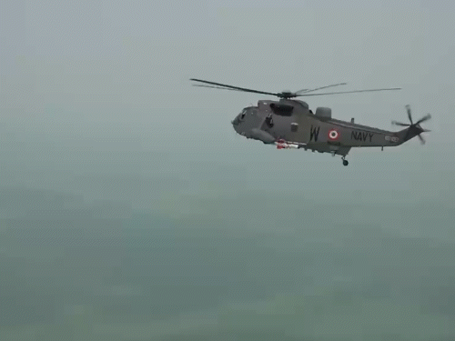 हेलिकॉप्टरमधून पहिल्यांदाच एकाच वेळी दोन क्षेपणास्त्रे प्रक्षेपित:  DRDO आणि भारतीय नौदलाने प्रगत एअर-लॉन्च प्रणालीची यशस्वी चाचणी केली