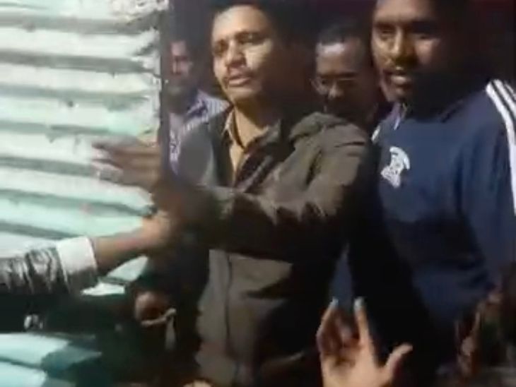 पुण्यात 9 वर्षीय नातीवर आजोबांकडून अत्याचाराचा प्रयत्न:  नागरिकांच्या सतर्कतेमुळे अनर्थ टळला; संतप्त जमावाचा राडा – Pune News