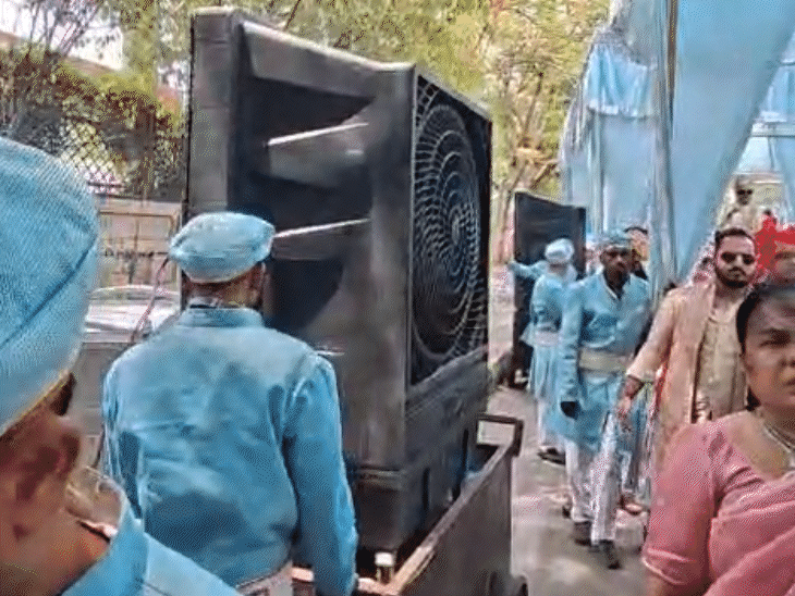 इंदुरात भरउन्हात निघाली अनोखी कुलर वरात, व्हिडिओ:  वऱ्हाडी मंडळींना नाचता यावे म्हणून फिरत्या शामियान्यासह लावले 20-20 जम्बो कुलर्स; नवरदेवानेही केला डान्स