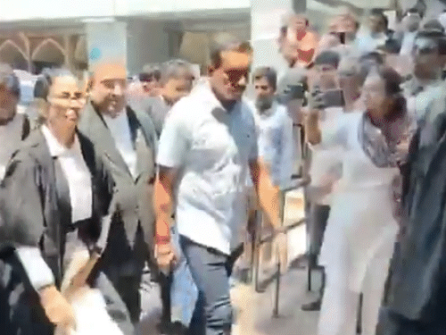 काळा कोट घालून कोलकाता HCत पोहोचल्या ममता:  निवडणूक हिंसेशी संबंधित प्रकरणात बाजू मांडली; बाहेर पडल्यावर आत्या चोर-भाचा चोर अशा घोषणा