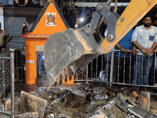राजकोटमध्ये रातोरात हनुमानजींसह 12 मंदिरे पाडली:  लोक रस्त्यावर उतरले, म्हणाले- भाजप हिंदूंच्या जीवावर, सत्ता जाण्यासाठी जास्त वेळ लागणार नाही