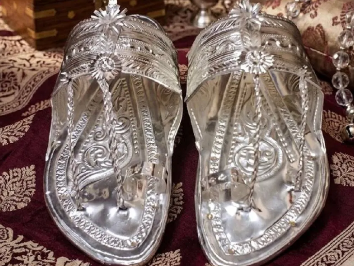 Maharashtra father son-in-law silver gift Cultural Significance of Kolhapuri Chappals