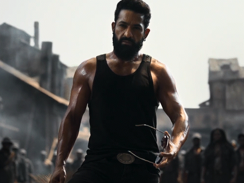 वाढदिवसाला Jr.NTR च्या ‘ड्रॅगन’चा टीझर रिलीज:  घातक किलरच्या लूकमध्ये दिसला अभिनेता; घराबाहेर हजारो चाहते जमा झाले