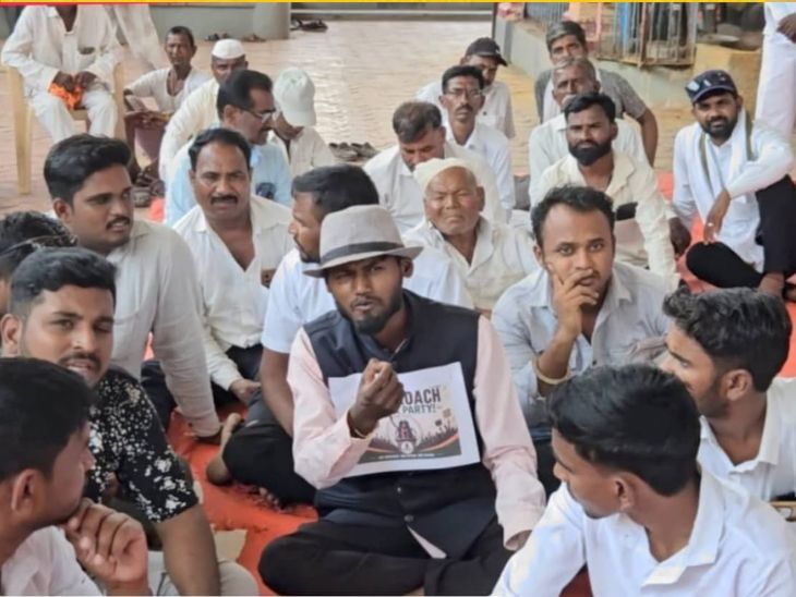 सातारा जिल्ह्यातही ‘कॉक्रोच जनता पार्टी’ची धडक:  धुळदेव ग्रामसभेत तरुणांचा एल्गार, हातात पोस्टर घेऊन आक्रमकपणे उपस्थित केले प्रश्न – Kolhapur News