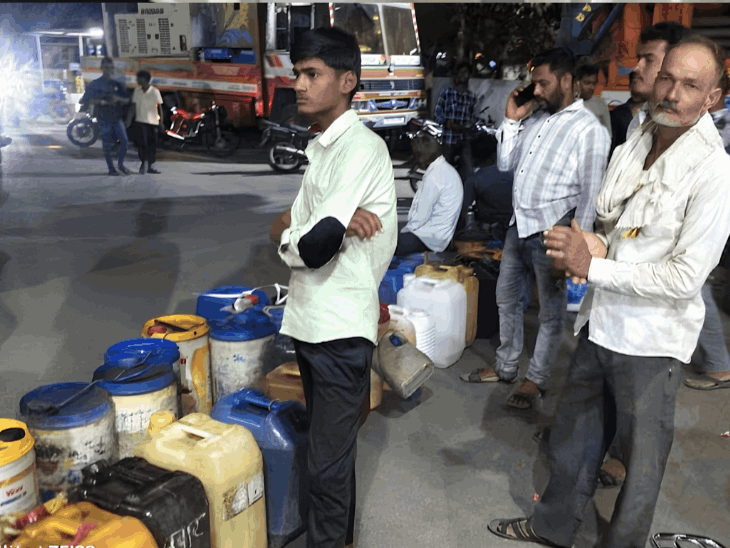 धरणगावात इंधन टंचाईचे विदारक चित्र:  डिझेलसाठी शेतकरी दुपारपासून उपाशीपोटी रांगेत; पंपचालकाचे मन हेलावले, रात्री दिले जेवण – Jalgaon News