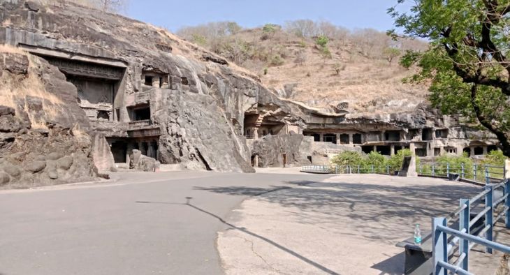 इंधन टंचाईचा पर्यटनाला फटका; वेरूळला पर्यटक संख्या 500 वर:  गतवर्षी एप्रिलमध्ये 1 लाख, यंदा 70 हजार पर्यटकांची हजेरी‎ – Chhatrapati Sambhajinagar News