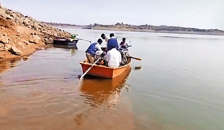 मुळा धरणातील बोट नादुरुस्त, तीन गावांचा राहुरीशी संपर्क तुटला: ९० लाख रुपयांचा निधी मंजूर होऊनही ५ वर्षांत बोट मिळेना – Ahilyanagar News मुळा धरणातील बोट नादुरुस्त, तीन गावांचा राहुरीशी संपर्क तुटला: ९० लाख रुपयांचा निधी मंजूर होऊनही ५ वर्षांत बोट मिळेना – Ahilyanagar News