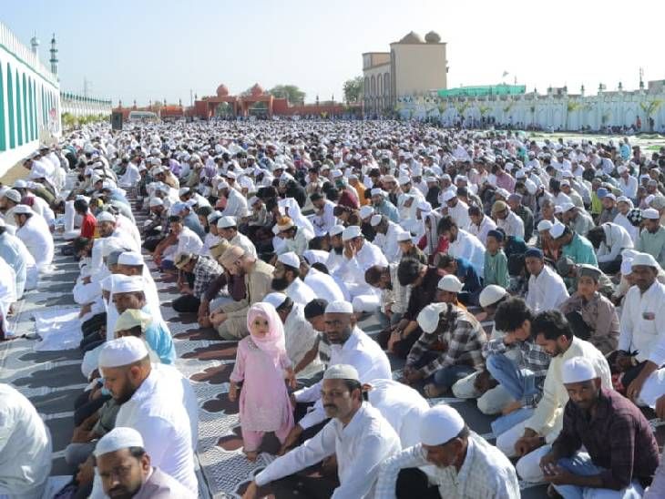 राज्यात ईदचा उत्साह; मुस्लिम बांधवांकडून शांतता, समृद्धीसाठी प्रार्थना: एकादशीचा आदर राखत पंढरपुरात कुर्बानी टाळली – Mumbai News राज्यात ईदचा उत्साह; मुस्लिम बांधवांकडून शांतता, समृद्धीसाठी प्रार्थना: एकादशीचा आदर राखत पंढरपुरात कुर्बानी टाळली – Mumbai News