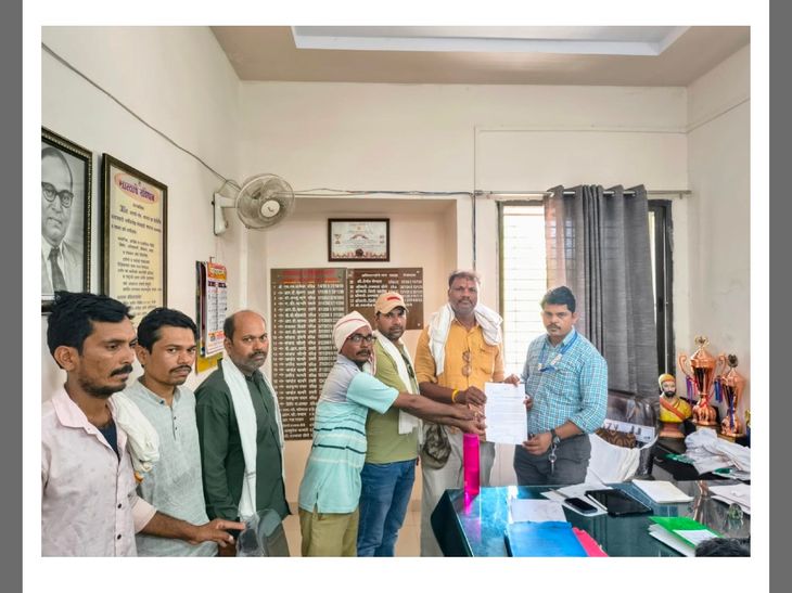 खानापुरात अशुद्ध पाणीपुरवठा, ग्रामस्थांचा ग्रामपंचायतीत हल्लाबोल:  जलवाहिनीतून निघालेल्या पक्ष्याची पंखे बीडीओंसमोर सादर – Amravati News