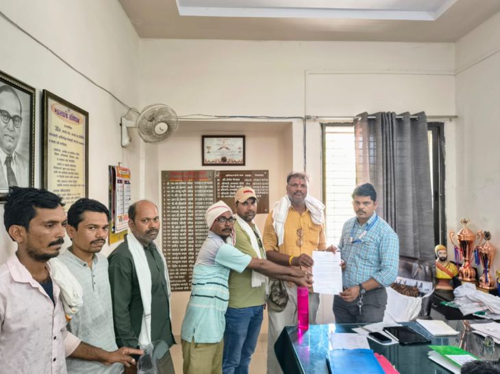 खानापुरात केला जातोय आठ दिवसांनी अशुद्ध पाणीपुरवठा:  जलवाहिनीतून निघालेल्या पक्ष्याची पंखे थेट बीडीओंना दाखवली‎ – Amravati News