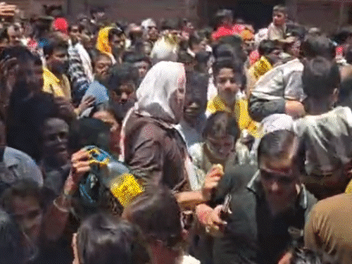 वृंदावनच्या गल्ल्या भाविकांनी गजबजल्या, 5 लाख लोक पोहोचले:  बांके बिहारी मंदिरात लांबच लांब रांगा; गोवर्धनमध्ये 24 तासांत 10 लाख भाविकांनी परिक्रमा केली