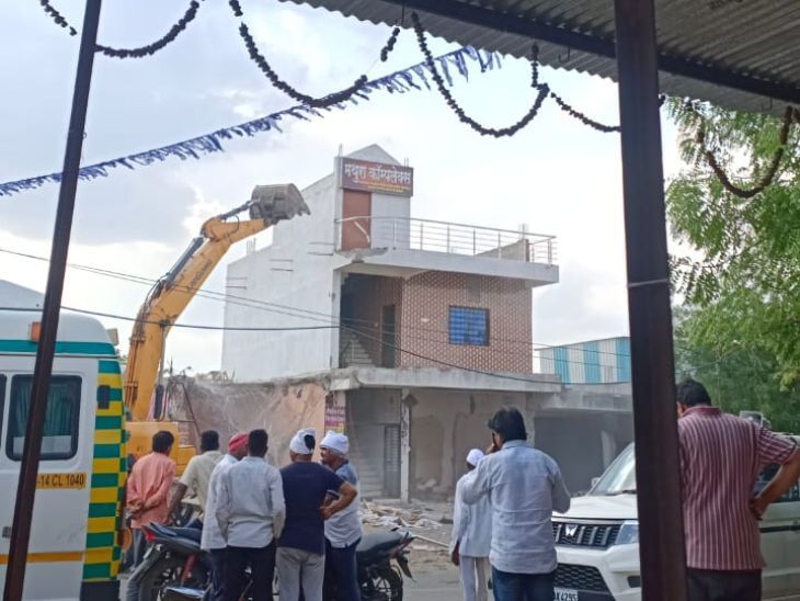 न्यायालयाचे आदेशावरून कनेरगाव येथील अतिक्रमण जमीनदोस्त:  30 वर्षांच्या पाठपुराव्याला यश, मूळ मालकाला मिळाला ताबा – Hingoli News