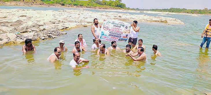 मोफत वाळू देण्यासाठी जलसमाधी आंदोलन: अवैध उत्खनन तत्काळ बंद करण्याची मागणी – Chhatrapati Sambhajinagar News मोफत वाळू देण्यासाठी जलसमाधी आंदोलन: अवैध उत्खनन तत्काळ बंद करण्याची मागणी – Chhatrapati Sambhajinagar News