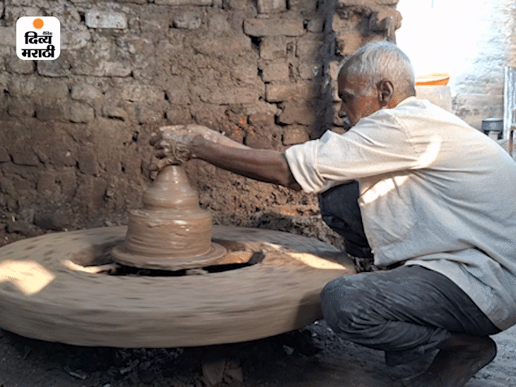 कुंभार समाजासाठी ऐतिहासिक शासन निर्णय:  700 ब्रास माती आणि वाळू मोफत; पारंपरिक व्यवसायाला राज्य सरकारचा मोठा आधार – Maharashtra News
