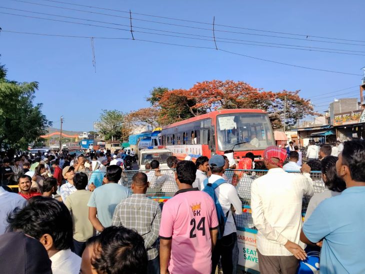 वेरूळ येथे शिक्षकाच्या संशयास्पद मृत्यूनंतर गावात तणाव:  दुपारी 3 पासून रास्ता रोको, अंबादास दानवेंच्या हस्तक्षेपानंतर गुन्हा दाखल – Chhatrapati Sambhajinagar News