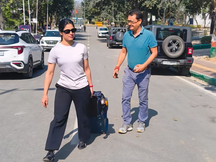 कोचच्या निधनाचे वृत्त ऐकताच मनुने मॅच रोखली:  पिस्तूल टाकून जमिनीवर बसली; कालच जसपालने सांगितले होते- आता प्रकृती चांगली