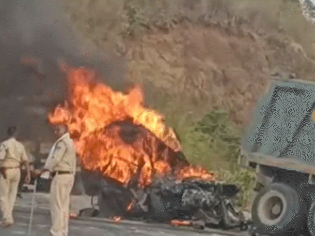 कारला लागलेल्या आगीत 2 तरुण जिवंत जळाले; VIDEO:  डंपरने स्कॉर्पिओला 500 मीटर नेले फरफटत; रायपूरहून हरियाणाला येताना झाला अपघात