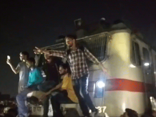 IG च्या मानेवर दगड लागला, पोलिसांकडून गोळीबार:  अश्रुधुराच्या नळकांड्या फोडल्या, पाटलीपुत्र स्टेशनवर उमेदवारांच्या गोंधळाचे 15 फोटो