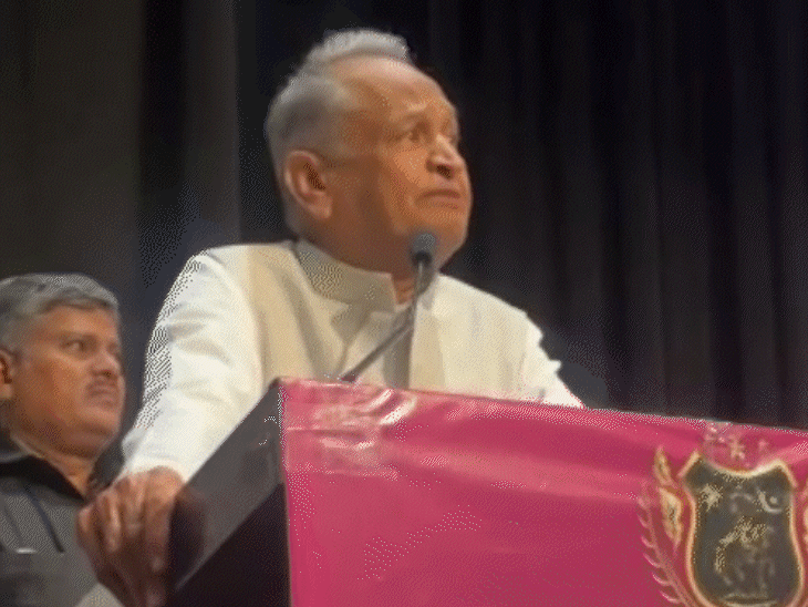 इंदिरा गांधींनी भाजपवर बंदी घातली असती -गेहलोत:  राजकीय पक्ष असून धर्माचे राजकारण करतात; राठोड म्हणाले- पक्षनेतृत्वाला खूश करण्याचा प्रयत्न
