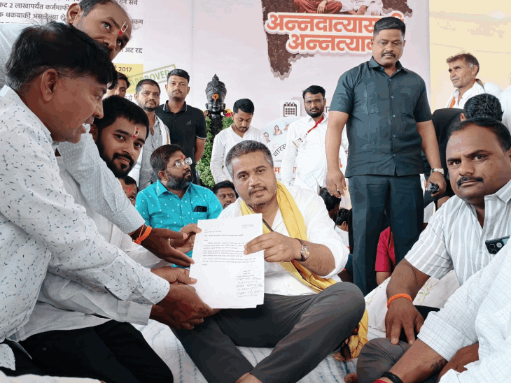 रोहित पवारांच्या आंदोलनाचा तिसरा दिवस:  प्रकृती खालावली; सरकारला आजच्या दिवसाचा अल्टिमेटम, उद्या विठ्ठल मंदिराच्या पायरीवर ठिय्या – Solapur News