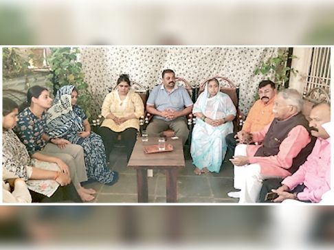 वेरूळ येथील शिक्षक मृत्यू प्रकरण:  पोलिसांनी लाथा मारल्याने हृदयविकाराचा ‎झटका येऊन शिक्षक बोरसे यांचा मृत्यू – चंद्रकांत खैरे – Chhatrapati Sambhajinagar News