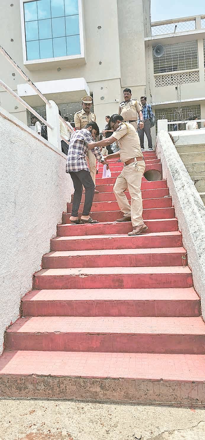दिव्यांग उमेदवारांना 38 पायऱ्या चढून‎द्यावी लागली ‘MPSC’ची परीक्षा‎:  पोलिस, पालक, नागरिकांच्या आधाराने गाठावी लागली परीक्षा केंद्रातील खोली – Akola News