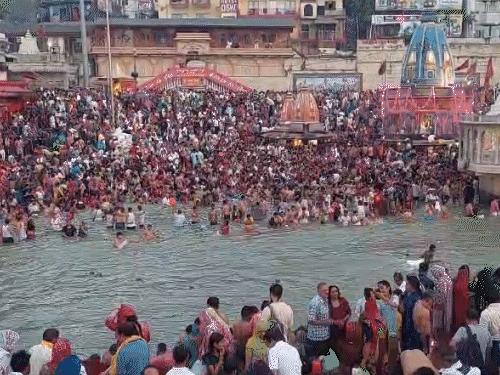 हरिद्वार- सोमवती अमावस्येला 10 लाख भाविकांनी केले स्नान:  12 राज्यांतून आले प्रवासी; हर की पौडीवर पाय ठेवायलाही जागा नव्हती