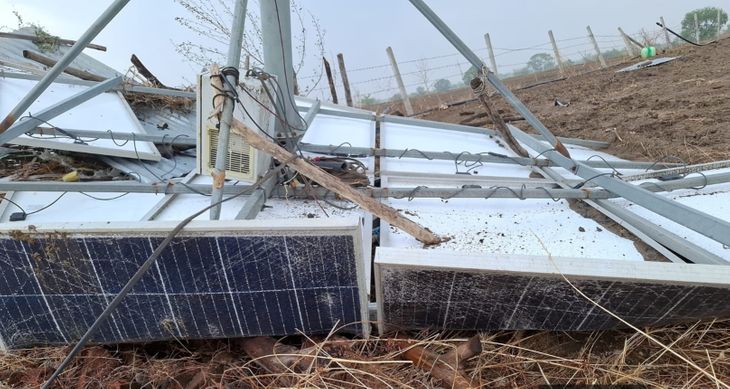 वादळी वाऱ्यासह झालेल्या पावसाने मच्छिंद्र येथे सौर पॅनलचे नुकसान:  बुरांडा- कुंभा मार्गावर झाड कोसळल्याने वाहतुकीस अडथळा‎ – Akola News