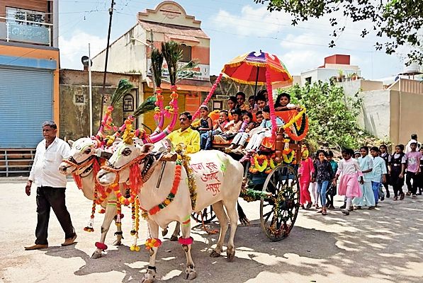 प्रवेशोत्सव:  बैलगाडी अन् ट्रॅक्टरमधून नवागतांची मिरवणूक‎, सव्वा महिन्यानंतर विद्यार्थ्यांच्या किलबिलाटाने गजबजल्या शाळा – Nashik News