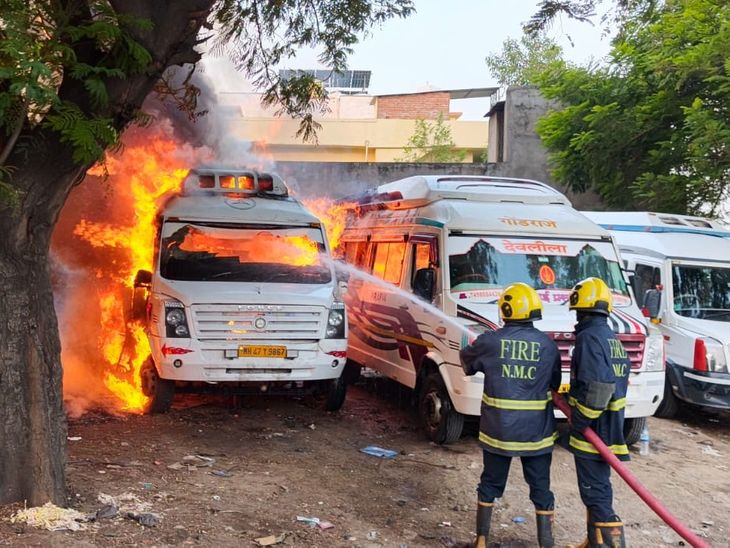 नागपुरात गॅरेजला भीषण आग, 4 गाड्या जळून खाक:  15 लाखांचे नुकसान, आगीचे कारण अस्पष्ट – Nagpur News