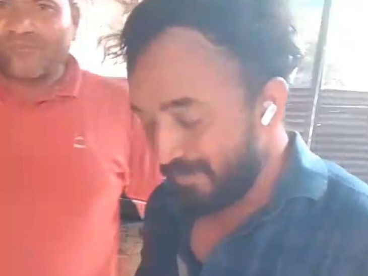 शेलूबाजार येथे तोतया अन्न प्रशासन अधिकाऱ्याचा पर्दाफाश:  कारवाईच्या नावाखाली व्यापाऱ्यांकडून पैशांची मागणी, नागरिकांकडून चोप – Amravati News