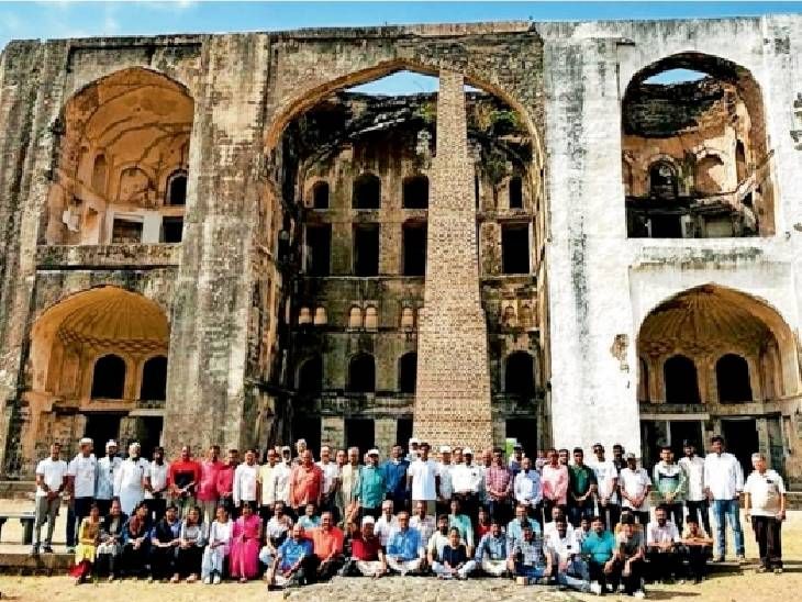 देशमुख यांच्या स्मृतिप्रित्यर्थ दर महिन्याला ‘हेरिटेज वॉक’!:  ऐतिहासिक फराहबक्ष महाल परिसरात इतिहासप्रेमींचा संकल्प; ‘भूषण वृक्ष अभियाना’चा शुभारंभ‎ – Ahilyanagar News