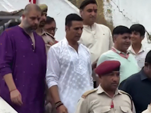 वैष्णो देवी मंदिरात पोहोचला अक्षय कुमार:  ‘वेलकम टू द जंगल’च्या प्रदर्शनापूर्वी घेतला आशीर्वाद; सेल्फीसाठी चाहत्यांनी घेरले