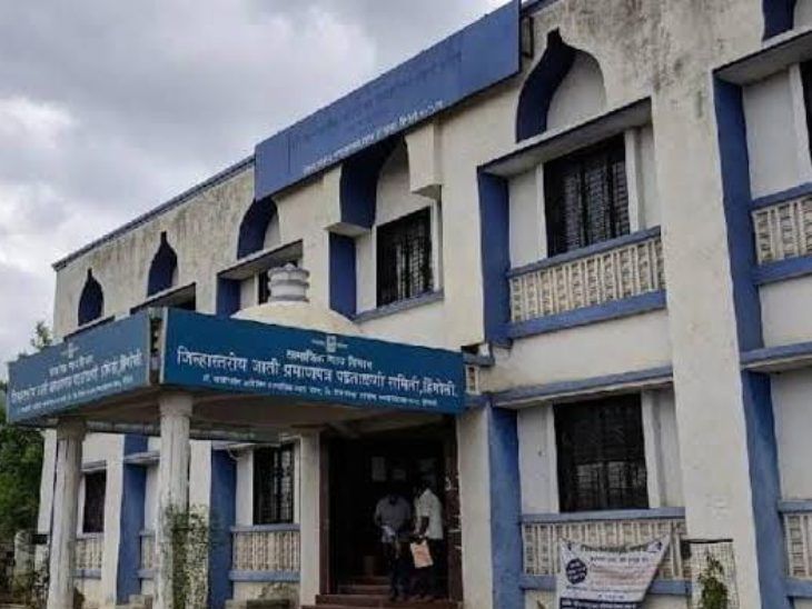 हिंगोली जिल्हा जात पडताळणी प्रमाणपत्र कार्यालय दलालांच्या विळख्यात?:  प्रस्ताव कोणाकडे घ्यायचा यावरूनही कर्मचाऱ्यांत वाद – Hingoli News