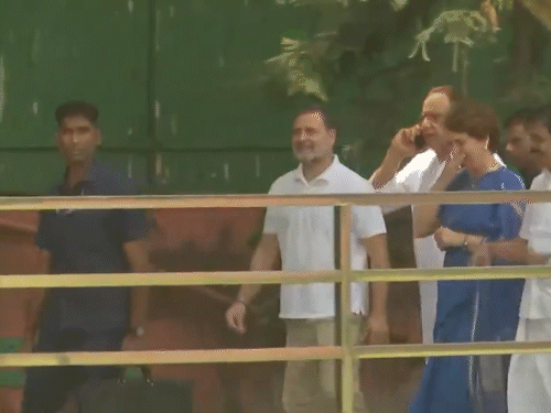 राहुल 56 वर्षांचे झाले, काँग्रेस मुख्यालयात वाढदिवस साजरा करणार:  प्रियांका गांधींसोबत पोहोचले; कार्यकर्त्यांनी पोस्टरवर दूध अर्पण केले
