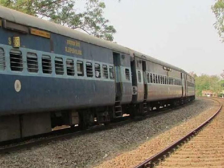 धावत्या रेल्वेच्या खिडकीला लटकून आला युवकाचा मृतदेह:  तुमसर रोड स्टेशनवर उघडकीस आला प्रकार, हत्या की आत्महत्या? गूढ कायम – Nagpur News