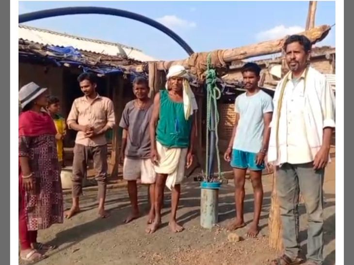 मेळघाटातील बोरधा ग्रामस्थांनी स्वतः खोदली बोअरवेल:  110 कुटुंबांनी अडीच लाख रुपये जमा करून पाणी समस्या सोडवली – Amravati News