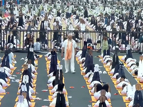 मोदींनी फिरून फिरून लोकांना योग शिकवला:  बोट आणि स्विमिंग पूलमध्ये आसन, जवानांनी 14 हजार फुटांवर सराव केला; 16 फोटोंमध्ये योग दिन