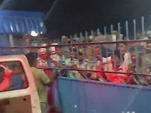 बंगाल- माजी TMC आमदारावर लोकांनी अंडी फेकली:  पोलीस ठाण्याबाहेर ‘चोर-चोर’च्या घोषणा; पोलिसांनी कर्नाटकातून पकडून हुगळीला आणले