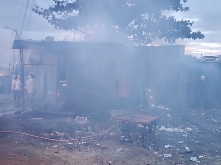 मुकुंदनगरमध्ये भंगार दुकानाला भीषण आग; गॅस सिलिंडरचे स्फोट:  दोन दुकाने, घर जळून खाक; नागरिकांमुळे जीवितहानी टळली – Chhatrapati Sambhajinagar News