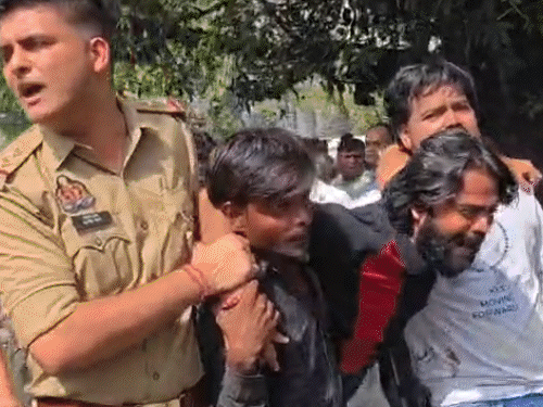 लखनऊ अग्निकांड- विद्यार्थ्याने पहिल्या मजल्यावरून उडी मारली, ग्रीलवर आदळला:  जळत्या दुकानातून मांजरींना वाचवले, मृतदेह पाहून उपमुख्यमंत्रीही रडले; 15 फोटो