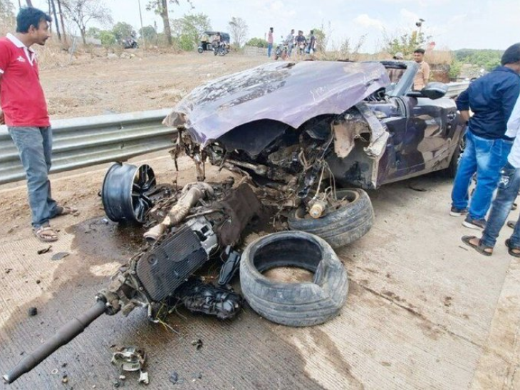 ताशी 250KM वेगाने BMW ची डिव्हायडरला धडक, 2 ठार:  कारचे इंजिन 30 मीटर दूर जाऊन पडले, बर्थडे पार्टी साजरी करून परत येत होते