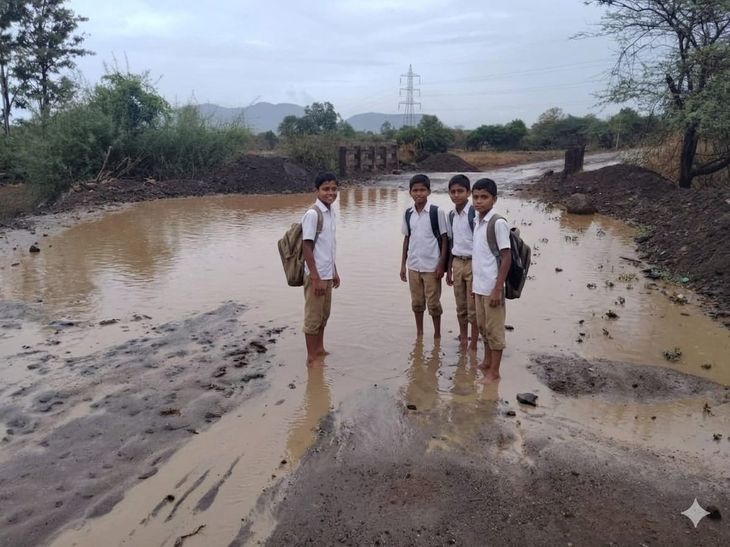 टाकेद-वासळी रस्त्याचे काम ठप्प; विद्यार्थ्यांची गुडघाभर पाण्यातून वाट:  तीन महिन्यांपासून खोदकाम जैसेथेच; आमदारांच्या सूचनांना केराची टोपली‎ – Nashik News