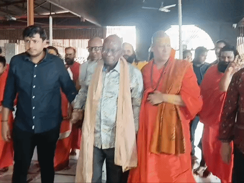 दक्षिण आफ्रिकेच्या माजी राष्ट्रपतींनी हरिद्वारमध्ये पूजा केली:  सिद्धपीठातून नोव्हेंबरमध्ये होणाऱ्या निवडणुकीत विजयाची कामना केली, पहिल्यांदा उत्तराखंडमध्ये आले