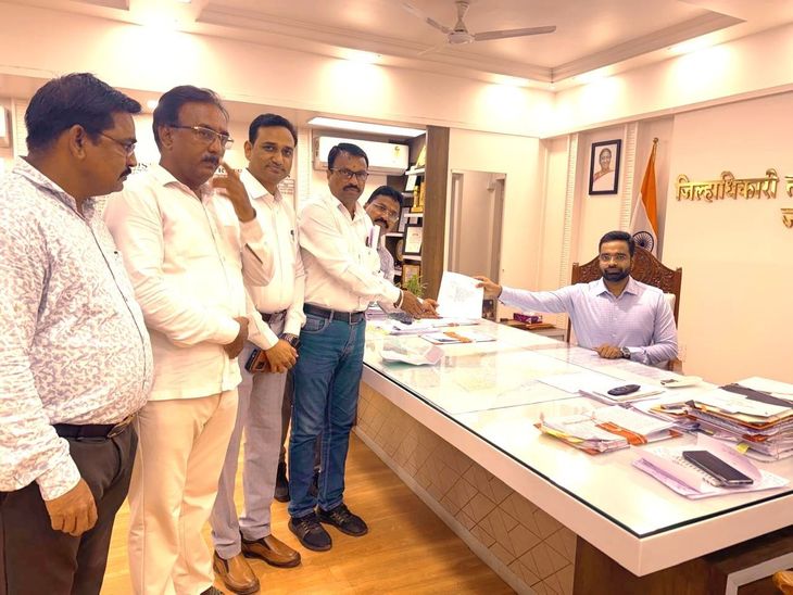 तहसीलदार भाऊसाहेब थोरात यांच्या निलंबनासाठी चोपड्यात जन आंदोलन:  जिल्हाधिकाऱ्यांकडे केली निलंबनाची मागणी – Jalgaon News