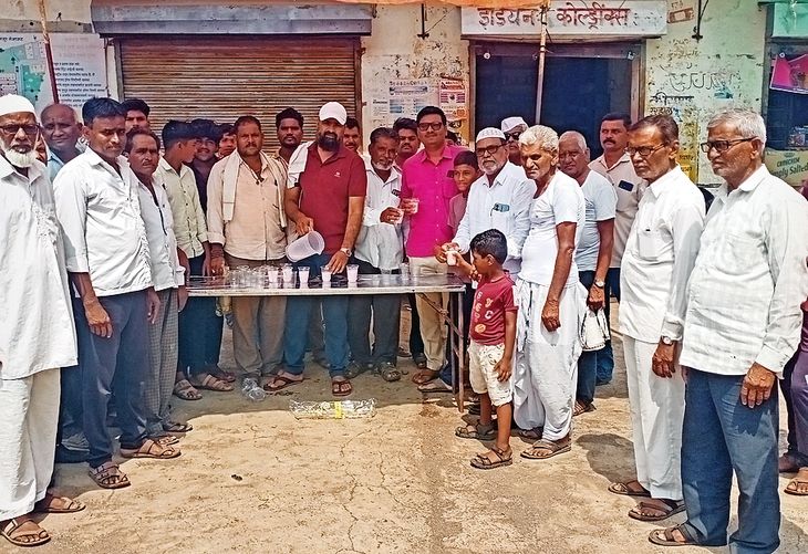 शेळावेत सामाजिक सलोख्याचे दर्शन:  मोहरमनिमित्त ग्रामस्थांकडून गावातील मुख्य चौकात सरबत वाटप‎ – Jalgaon News